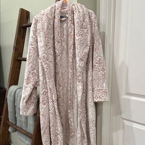 EUC Berkshire Blanket & Home Co Robe